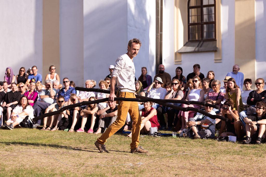 Festival KoresponDance 2026 – Rémi Luchez: Miettes (foto Adéla Vosičková)