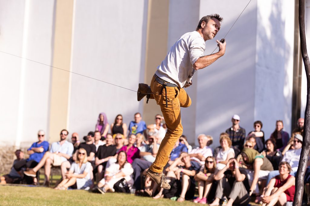 Festival KoresponDance 2026 – Rémi Luchez: Miettes (foto Adéla Vosičková)