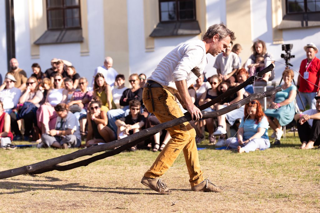 Festival KoresponDance 2026 – Rémi Luchez: Miettes (foto Adéla Vosičková)