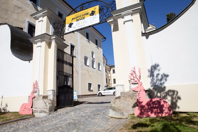 Festivalový vstup na druhé nádvoří zámku Žďár (foto Dragan Dragin 2023)