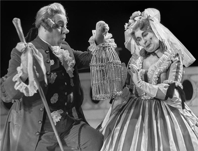W.A.Mozart: Figarova svatba - Jaroslav Veverka (Bartolo), Milada Čadikovičová (Marcellina) - ND Praha 1961 (foto Jaromír Svoboda)