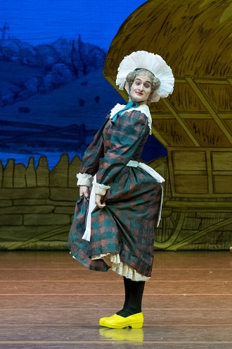 F.Ashton: La Fille mal Gardée - Eno Peci (Vdova Simone) - Wiener Staatsoper 2015 (foto Wiener Staatsoper / Ashley Taylor)