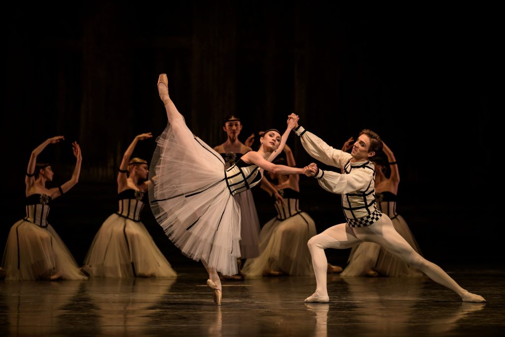 George Balanchine © The George Balanchine Trust: Brahms-Schoenberg Quartet, Balet Národního divadla, Státní opera, Praha – Nina Fernandes a Erivan Garioli (foto Serghei Gherciu)