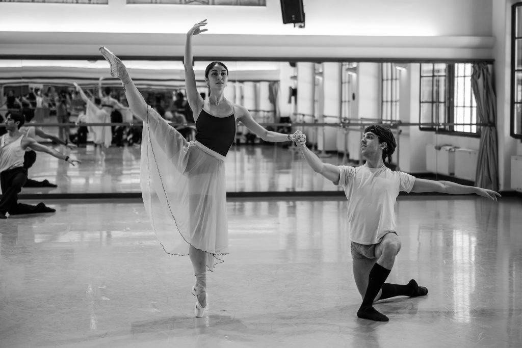 George Balanchine: Brahms-Schoenberg Quartet, Balet Národního divadla, zkouška – Nina Fernandes a Erivan Garioli (foto Serghei Gherciu)