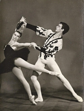 P.I.Čajkovskij: Labutí jezero - Ludmila Filinová (Odilie) a Vlastimil Harapes (Princ) - Michajlovské divadlo (foto archiv umělce)