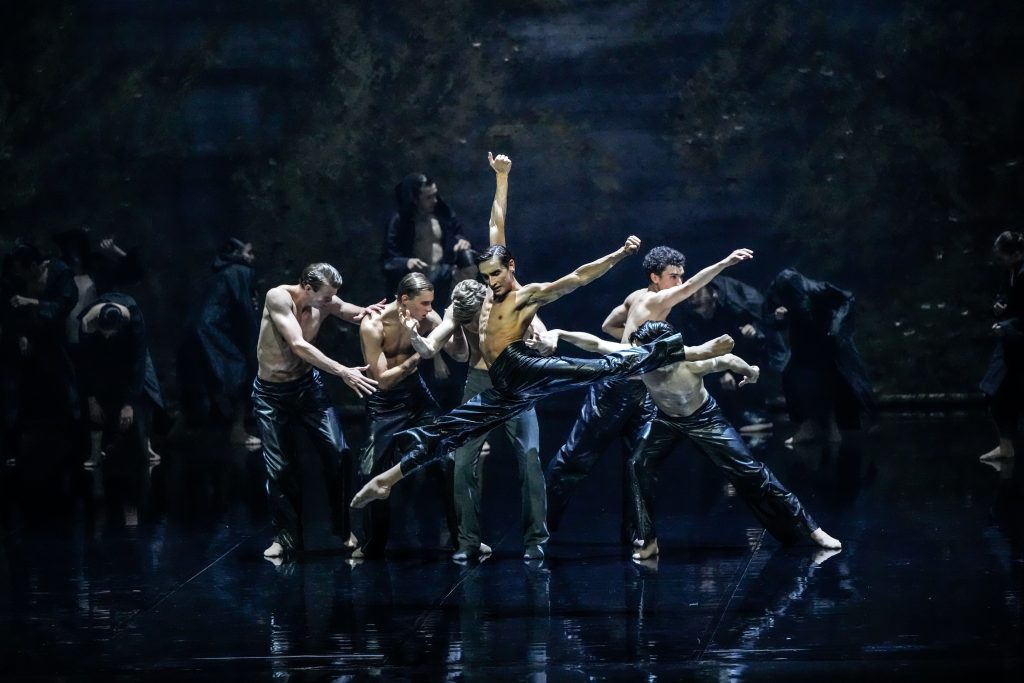 Henry Vega, Roman Novitzky: The Place of Choice, Opernhaus Stuttgart – Edoardo Sartori se souborem (foto Roman Novitzky/Stuttgarter Ballett)