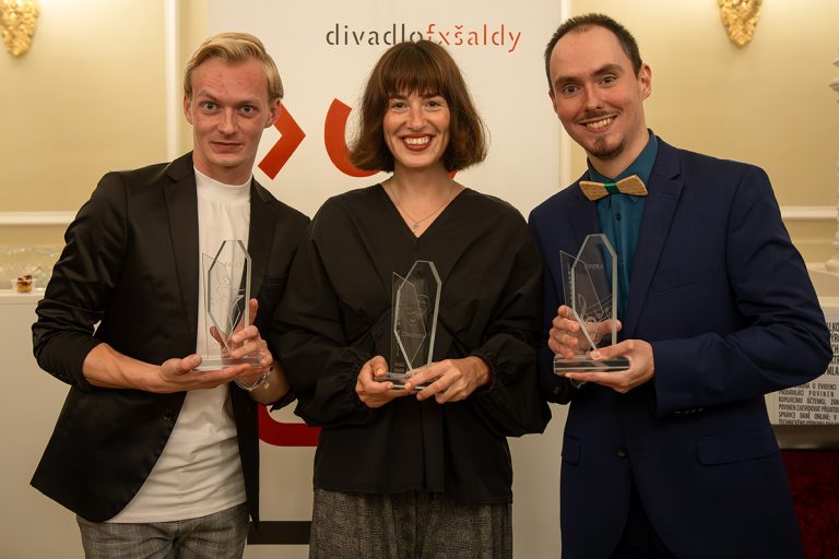 Liberecká Thálie, 27. srpna 2023 – Richard Svoboda, Karolína Baranová a Hynek Grania (foto Valentina Havlová)