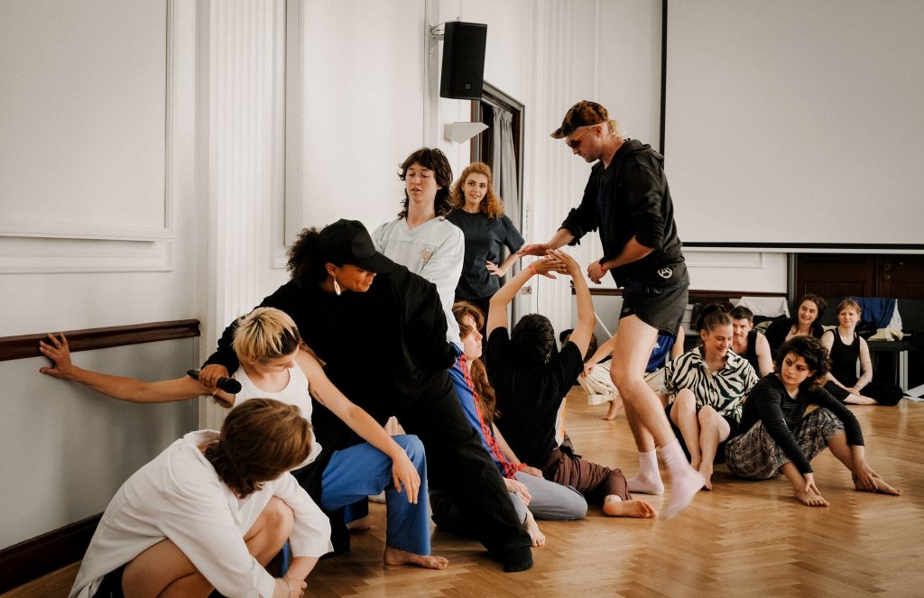 Isabel Lewis na svém workshopu (foto Adrian Vaco)