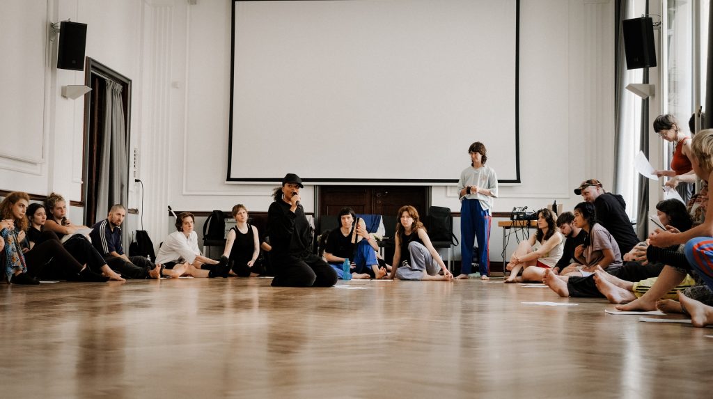 Isabel Lewis na svém workshopu (foto Adrian Vaco)