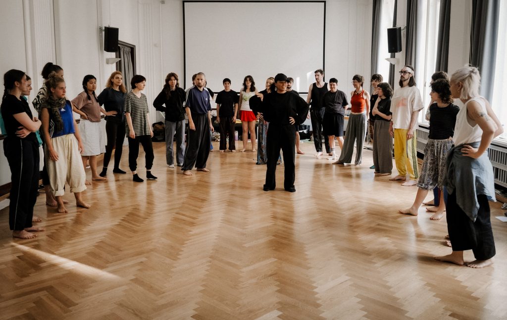 Isabel Lewis na svém workshopu (foto Adrian Vaco)