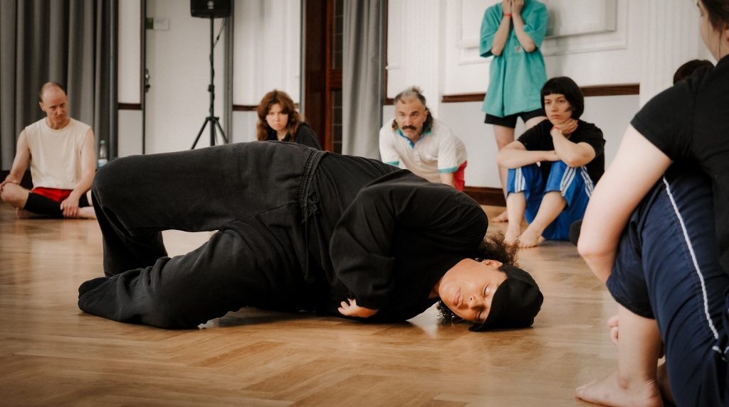 Isabel Lewis na svém workshopu (foto Adrian Vaco)