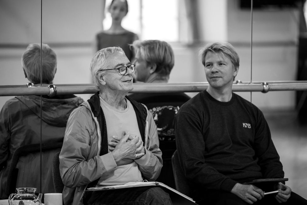 John Neumeier zkouší v Baletu ND premiéru Liliom (foto Serghei Gherciu)