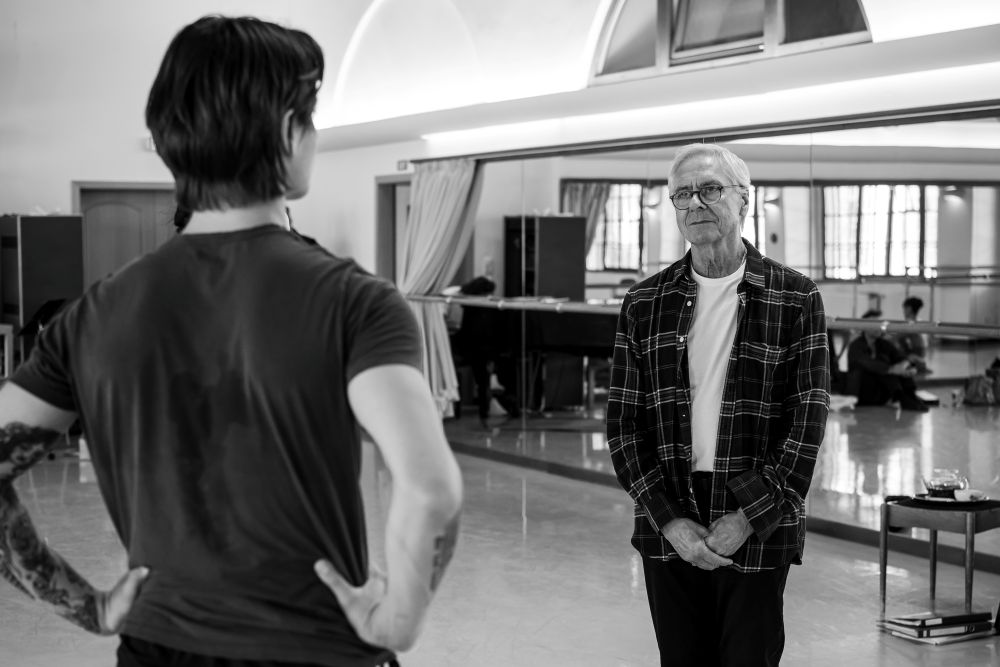 John Neumeier zkouší v Baletu ND premiéru Liliom – John Neumeier s Paulem Irmatovem (foto Serghei Gherciu)