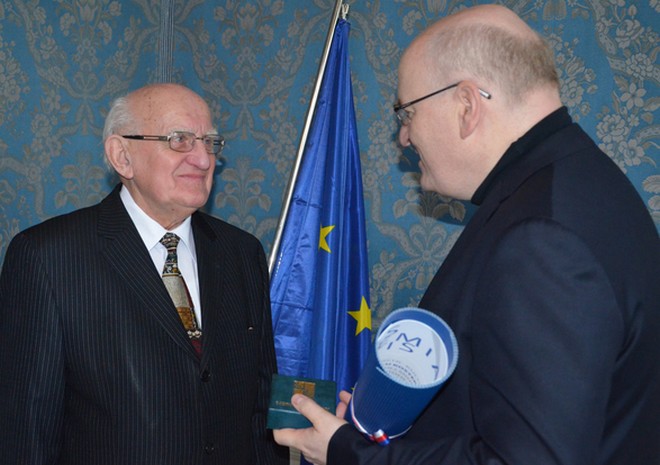 Karel Kostera přebírá Cenu Artis Bohemiae Amicis z rukou ministra kultury Daniela Hermana (foto mkcr.cz)