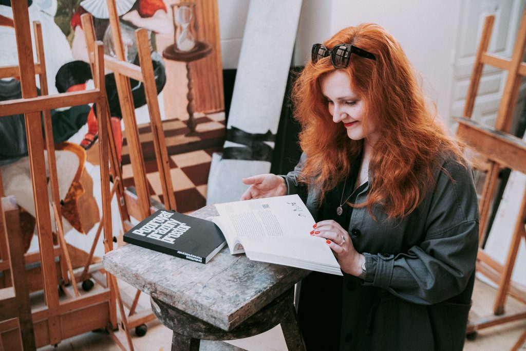 Karolina Plicková se svou knihou Pozorovat prázdný prostor (foto Ondřej Konrád)