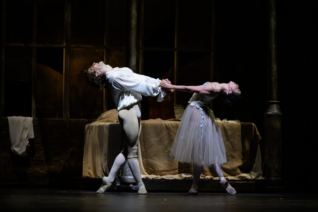 Kenneth MacMillan: Manon, Národní divadlo – Federico Ievoli a Aya Okumura (foto Serghei Gherciu)