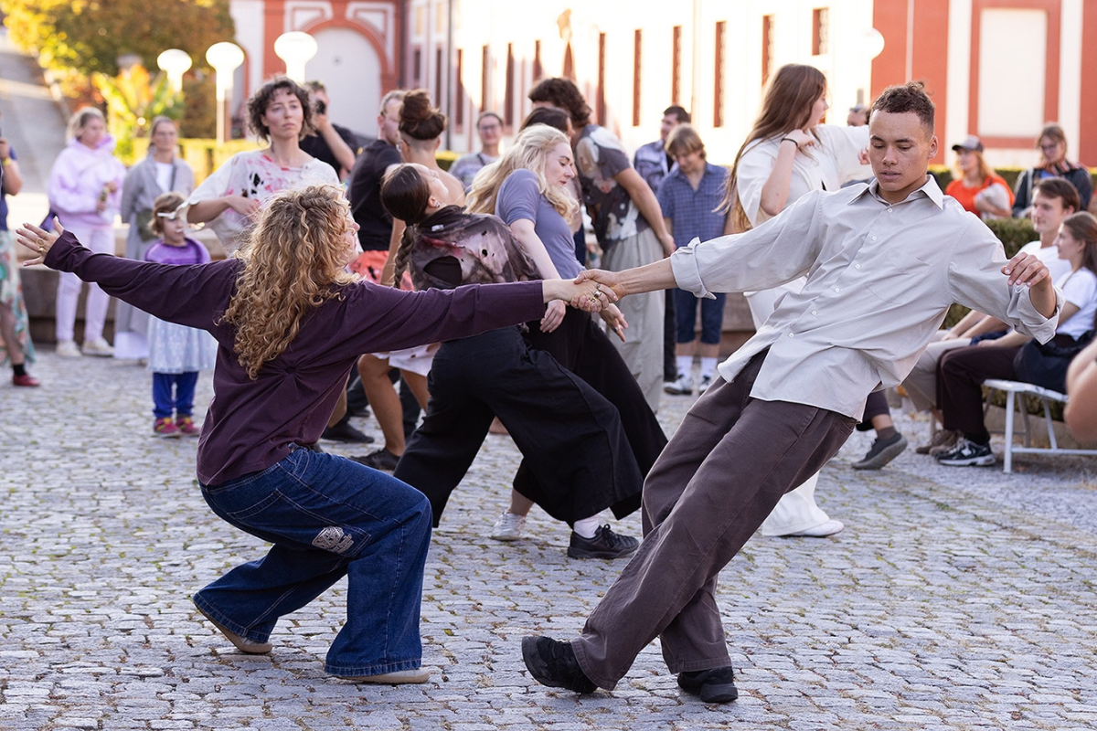 Tanec v galerii: Labyrint, SE.S.TA a Galerie hl. m. Prahy: performance Kristiána Mensy, 28. září 2026, Zámek Troja – park, Praha (foto Adéla Vosičková)