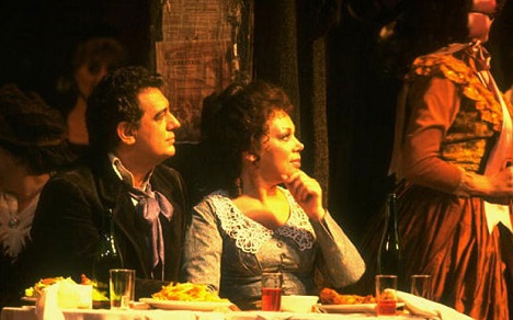 Sopranistka Mirella Freni jako Mimi s tenorem Plácidem Domingem v roli Rodolfa (foto Johan Elbers)