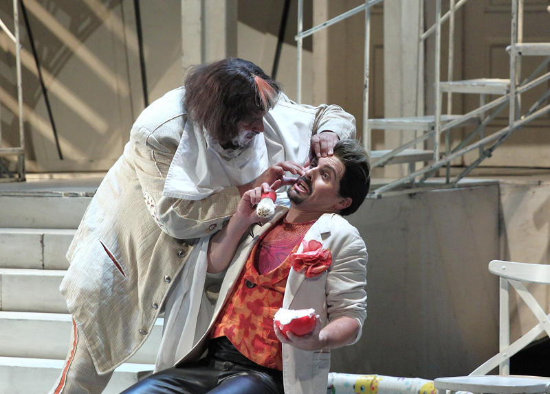 Statní opera Praha, Lazebník sevillský 2014: Jiří Brückler (Figaro) (foto Hana Smejkalová)