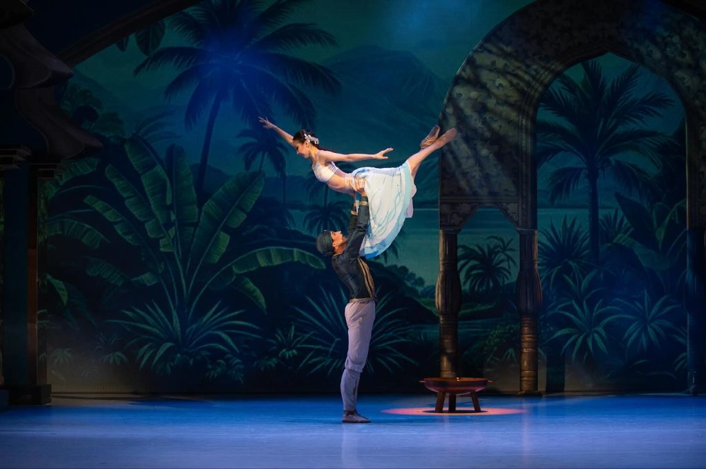 Ludwig Minkus: La Bayadère, Divadlo J. K. Tyla, Plzeň – Shiori Nirasawa a Riccardo Gregolin (foto Irena Štěrbová)