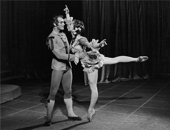 Jarmil Burghauser: Sluha dvou pánů - Viktor Malcev (Florindo), Olga Skálová (Beatrice) - ND Praha 1958 (foto Jaromír Svoboda)