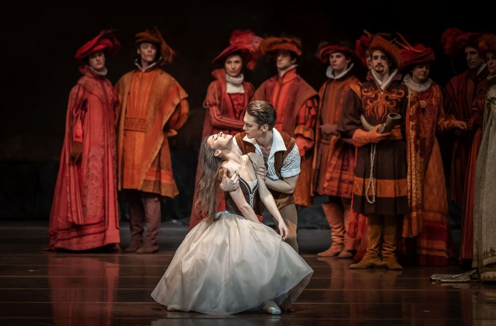 Maria Baranova jako Giselle s Julianem MacKayem (foto Nicholas MacKay, Bayerisches Staatsballett München)