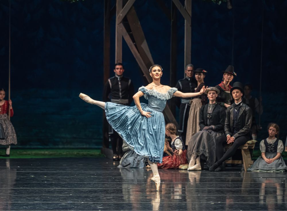 Maria Baranova v inscenaci Illusionen – Wie Schwanensee (zdroj Bayerisches Staatsballett München, foto Nicholas MacKay)