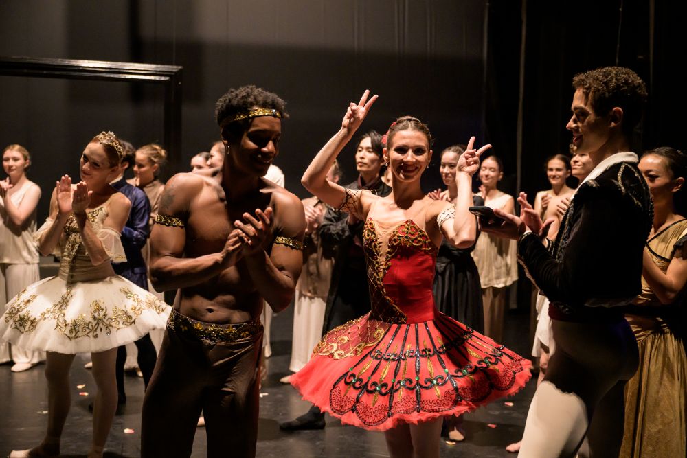 Maria Baranova v zákulisí po Bubeníček International Ballet Gala (foto Serghei Gherciu)