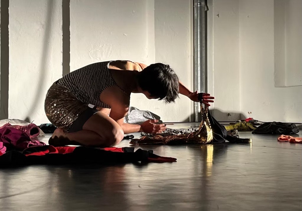 Marina Mezzogiorno-Brown, Stéphanie NDuhirahe: ŠRÁMY_Closer, work in progress (zdroj Cie Pied Perches)