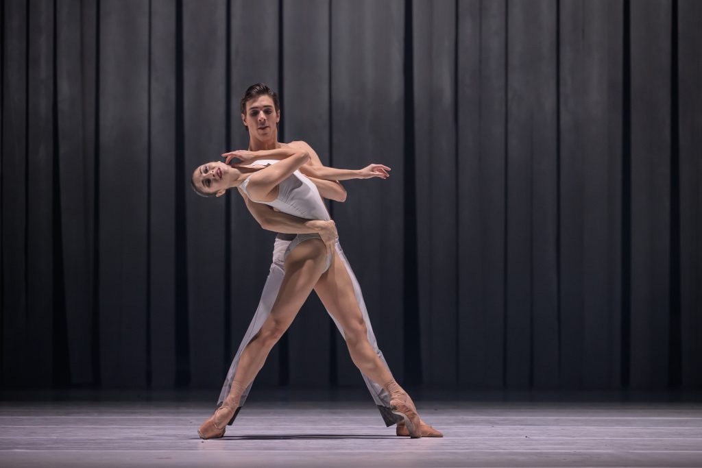 Max Richter, Robert Bondara: 4 Seasons, Balet Národního divadla – Nina Fernandes a Erivan Garioli (foto Serghei Gherciu)