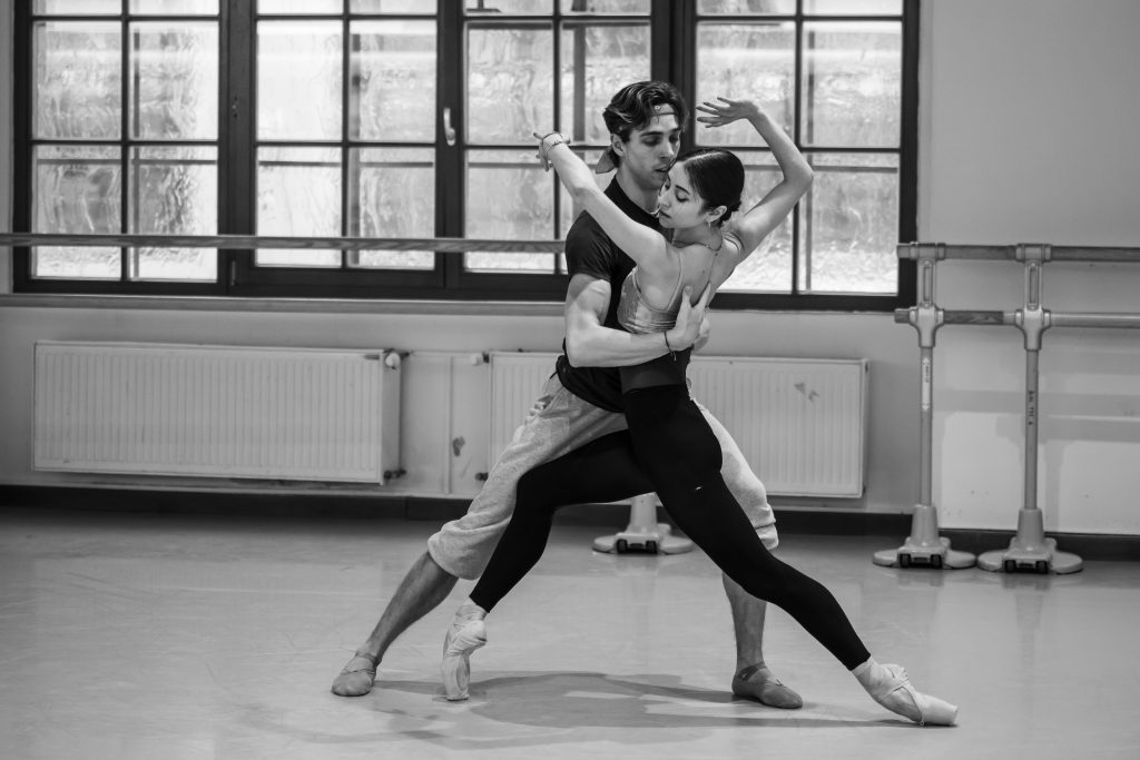Max Richter, Robert Bondara: 4 Seasons, Balet Národního divadla, zkouška – Nina Fernandes a Erivan Garioli (foto Serghei Gherciu)