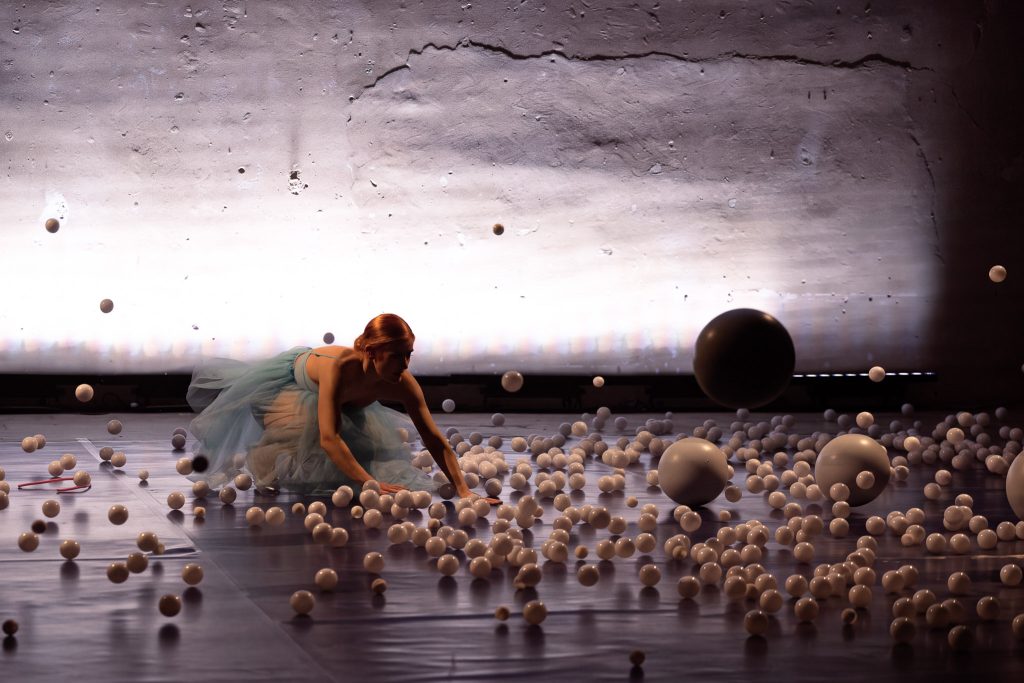 Michaela Dzurovčínová, Barbora Černá, Gabriela Gabašová: Prison Season, Divadlo X10, Praha (foto Anna Benháková)