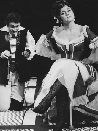B.Martinů: Mirandolina - Jaroslav Souček (Rytíř di Ripafratta), Sylvie Kodetová (Mirandolina) - SD Brno 1968 (foto Rafael Sedláček)