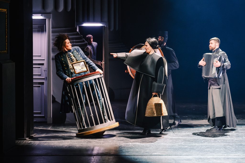 Miřenka Čechová, Petr Boháč, Jan Kučera: Baron Prášil, Laterna magika, Stavovské divadlo, Praha – Radim Vizváry, Markéta Cukrová, Jan Šikl, Roman Zabelov (foto Petr Lebeda)