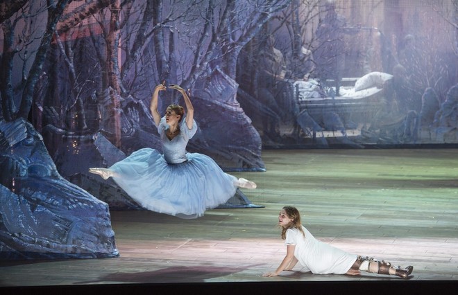 Jules Massenet: Cendrillon (Aschenputtel) - Nadja Mchataf (Cendrillon), Veselina Handzhieva (Tänzerin) - Komische Oper Berlin 2016 (foto Monika Rittershaus)