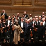 Angelique Kidjo, Philip Glass, Dennis R. Davies, Carnegie Hall, New York, 8. února 2022 (zdroj Filharmonie Brno)