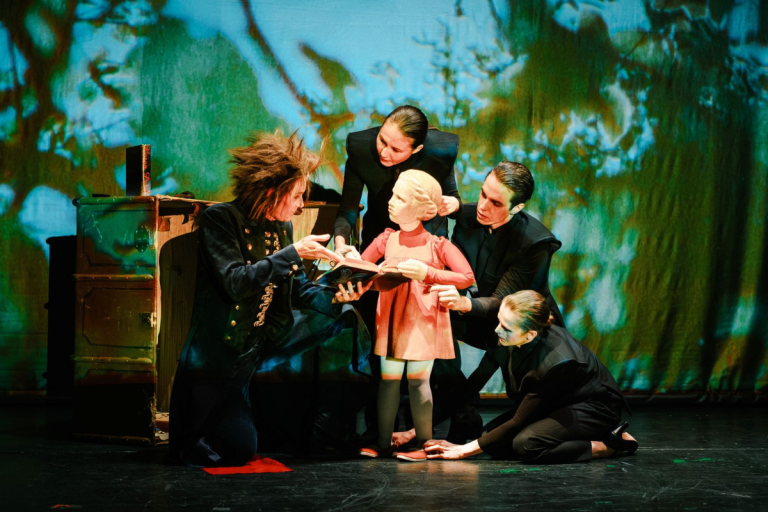 Miřenka Čechová a Petr Boháč: Baron Prášil, Laterna magika, Stavovské divadlo – Radim Vizváry, Inga Zotova Mikshina, Dalibor Lekeš a Markéta Vajdová (foto Petr Lebeda)