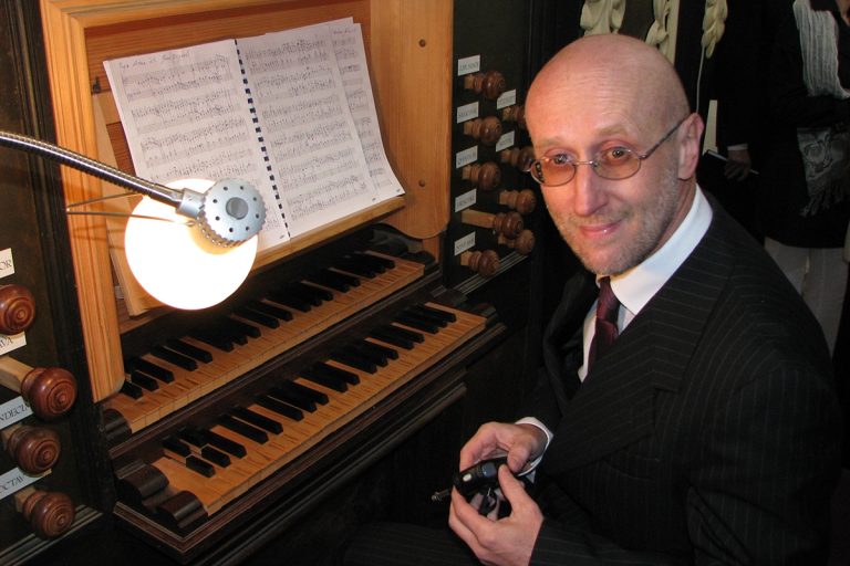 Martin Horyna u varhan z roku 1679 v klášterním kostele v Českých Budějovicích (zdroj Martin Horyna)