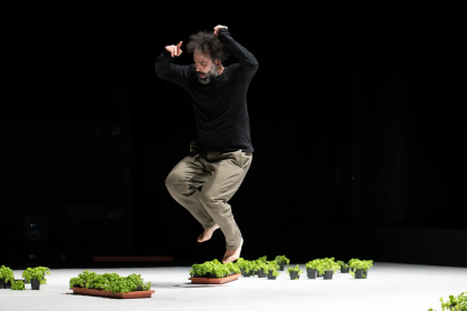 Omar Rajeh, host festivalu Divadelní Flora: Dance Is Not for Us (foto Giuseppe Follacchio)