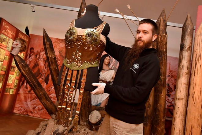 Originální kostým Emy Destinnové - Šárčina zbroj (zdroj FB Muzeum města Ústí nad Labem)