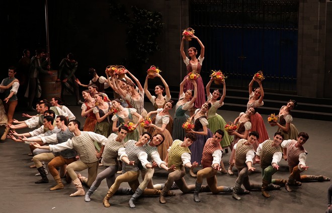 P. I. Čajkovskij: Labutie jazero - valčík v 1. dejstve - Teatro alla Scala 2016 (foto Brescia e Amisano/Teatro alla Scala)