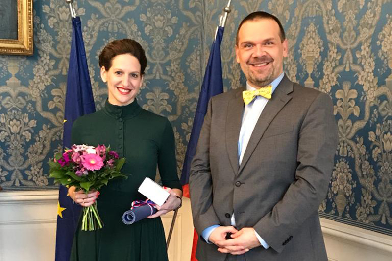 Barbora Skočdopolová přebírá cenu pro svého dědečka prof. Jiřího Koláře z rukou ministra kultury Martina Baxy (zdroj Ministerstvo kultury)
