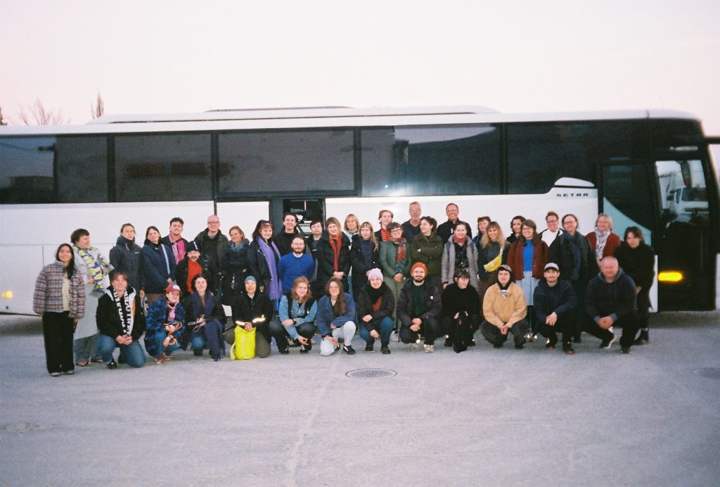 Performance Bus Studia ALTA, 11. dubna 2026 – společné foto na analog (zdroj Studio ALTA)
