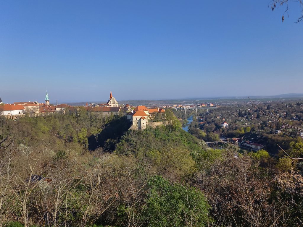 Performance Bus Studia ALTA, performativní vycházka, 11. dubna 2026, Znojmo, přírodní scénografie (foto Lucie Kocourková)