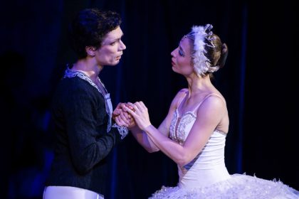 Petr Iljič Čajkovskij: Labutí jezero, Národní divadlo Brno – Andrea Popov Smejkalová a Maxim Chashchegorov (foto Arthur Abram)