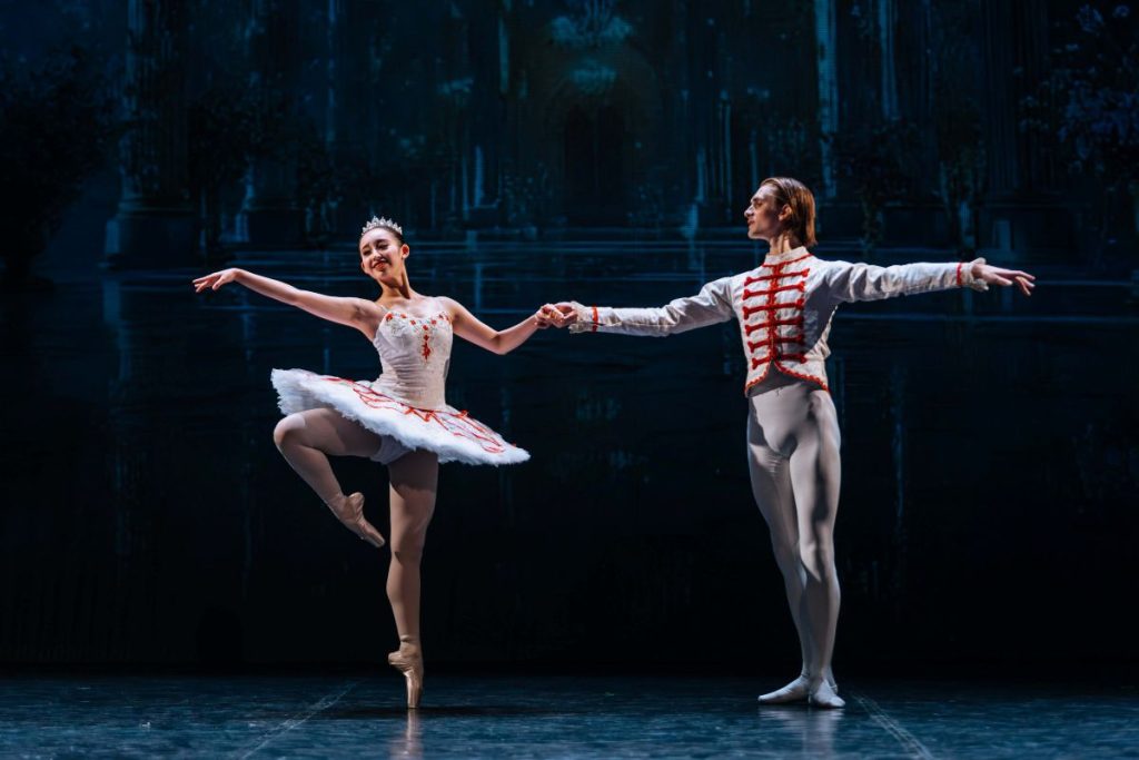 Petr Iljič Čajkovskij: Louskáček, Taneční konzervatoř hl. m. Prahy, Divadlo Hybernia – Maria Yoshimoto a Albert Schmidtmayer (zdroj Divadlo Hybernia)