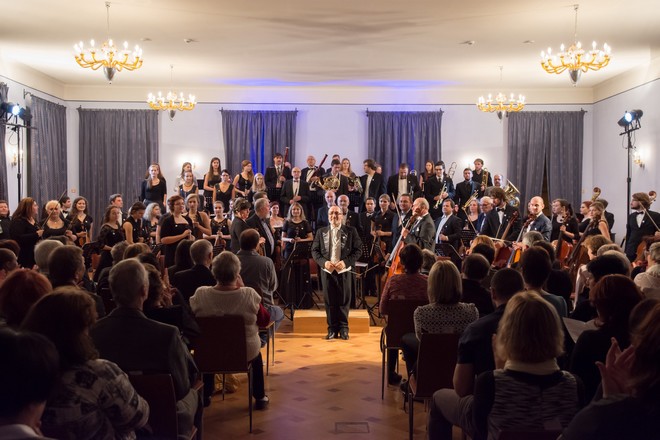 Podkrkonošský symfonický orchestr a Graziano Sanvito – Zámek Lomnice nad Popelkou 2016 (foto Jan Žalský)