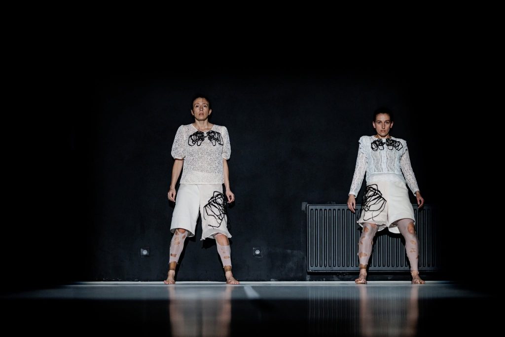 Polská taneční platforma 2026 – Marta Kosieradzka a Marta-Luiza Jankowska: The Spell (foto Tobiasz Papuczys)