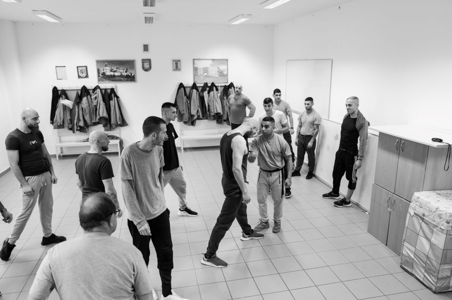 Práce choreografa Zdeňka Prokeše s příbramskými vězni (foto Alexandre Katsapov)