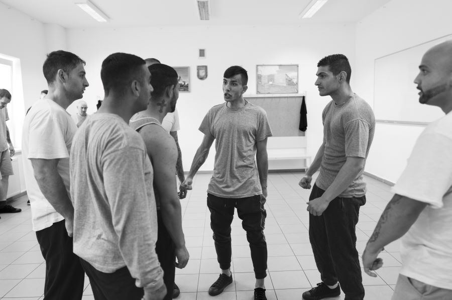 Práce choreografa Zdeňka Prokeše s příbramskými vězni (foto Alexandre Katsapov)